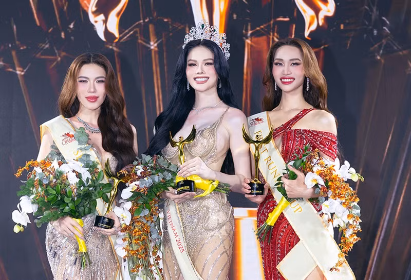 Hà Tâm Như giành ngôi vị Hoa hậu Chuyển giới Việt Nam 2025, Nguyễn Cao Minh Anh đoạt á hậu 1 còn Nguyễn Thủy Tiên (ngoài cùng bên trái) giành danh hiệu á hậu 2. Ảnh: Harper’s Bazaar Việt Nam.