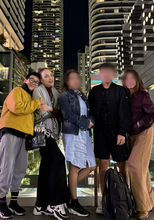 Nếu ở xa nhau, Thanh Hà và bạn đời gọi điện thoại facetime ngay cả khi ngủ.