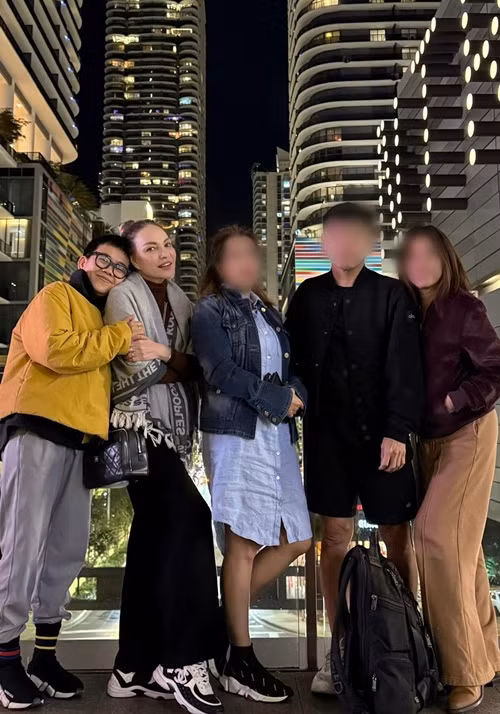 Nếu ở xa nhau, Thanh Hà và bạn đời gọi điện thoại facetime ngay cả khi ngủ.