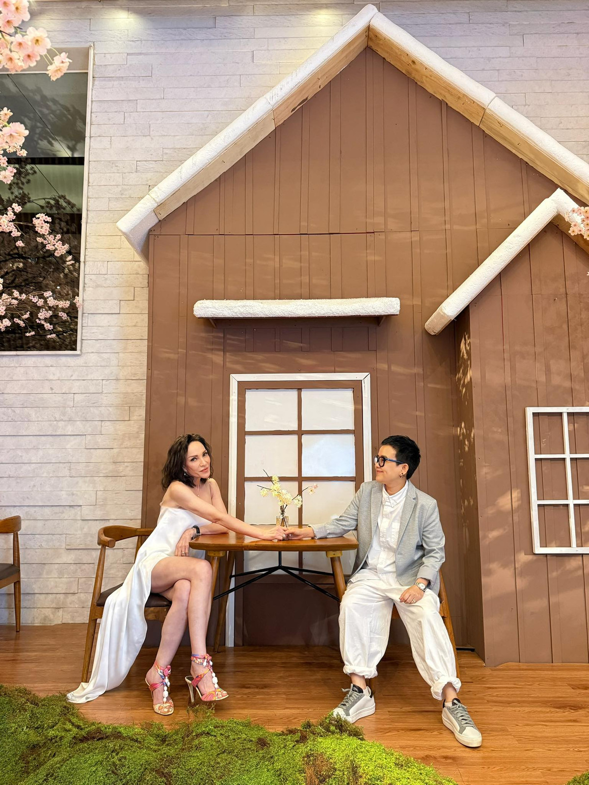 Phương Uyên chia sẻ trên Tiền Phong, cô không biết mọi thứ liên quan đến công nghệ, không có email, không Facebook, cả tài khoản ngân hàng. Chỉ đến khi được Phương Uyên dạy, cô mới biết.