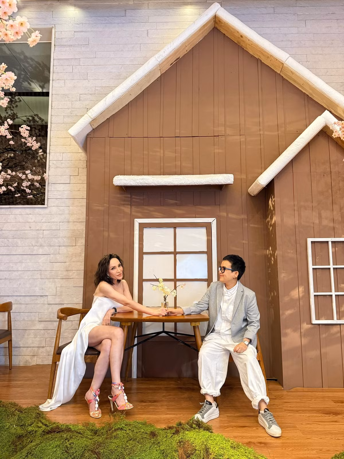 Phương Uyên chia sẻ trên Tiền Phong, cô không biết mọi thứ liên quan đến công nghệ, không có email, không Facebook, cả tài khoản ngân hàng. Chỉ đến khi được Phương Uyên dạy, cô mới biết.