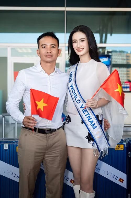  Hoa hậu Ý Nhi đã sang Ấn Độ thi Miss World 2025. Bố mẹ là hậu phương vững chắc của người đẹp. Ảnh: FB Ý Nhi.