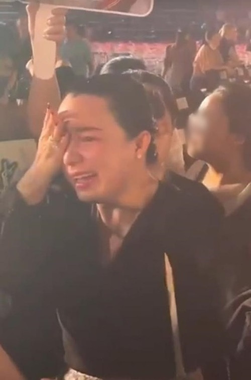 Mẹ của Ý Nhi bật khóc khi con gái giành vương miện Miss World Vietnam 2023. Ảnh: Thương Hiệu Pháp Luật.