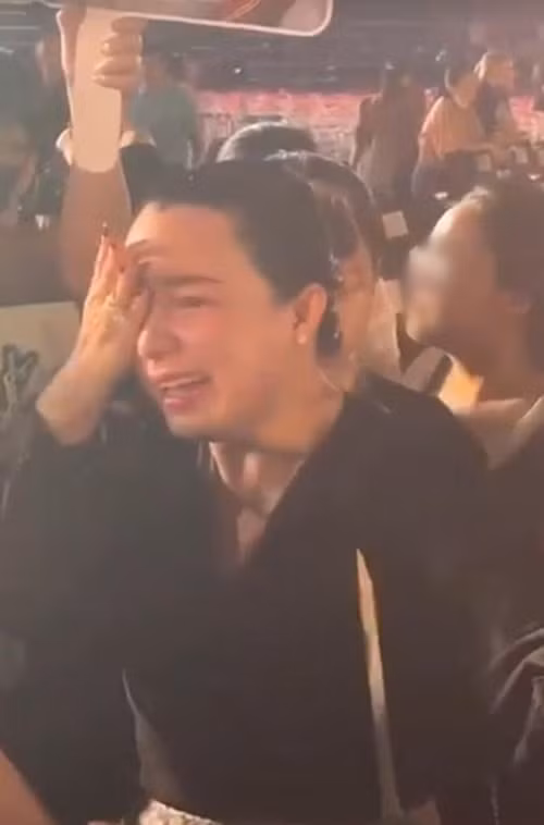 Mẹ của Ý Nhi bật khóc khi con gái giành vương miện Miss World Vietnam 2023. Ảnh: Thương Hiệu Pháp Luật.