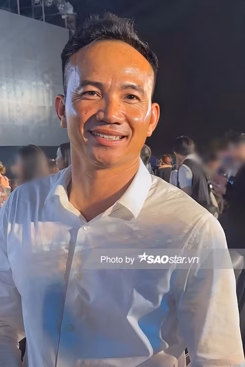 “Bố không nói nhiều nhưng sự có mặt đúng lúc luôn khiến tôi vững tâm. Đôi khi chỉ cần một cái gật đầu, một ánh nhìn yên tâm là đủ để cảm thấy mạnh mẽ hơn”, Ý Nhi chia sẻ thêm. Ảnh: Saostar.