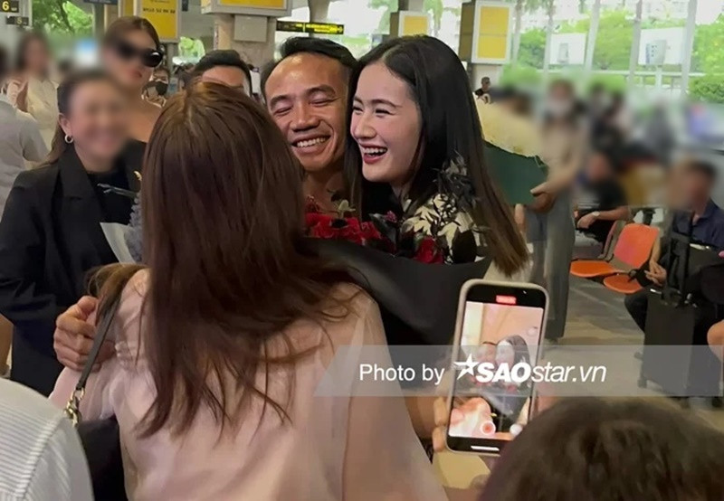 Bố của Hoa hậu Ý Nhi làm giám đốc xây dựng. Ông từng rất xúc động khi con gái đăng quang Miss World Vietnam 2023. “Mỗi lần Ý Nhi được vào sâu, tôi đi ra ngoài. Tôi rất áp lực nên là không thể ngồi đây", bố của hoa hậu chia sẻ trên Thương Hiệu và Pháp Luật. Ảnh: Saostar.