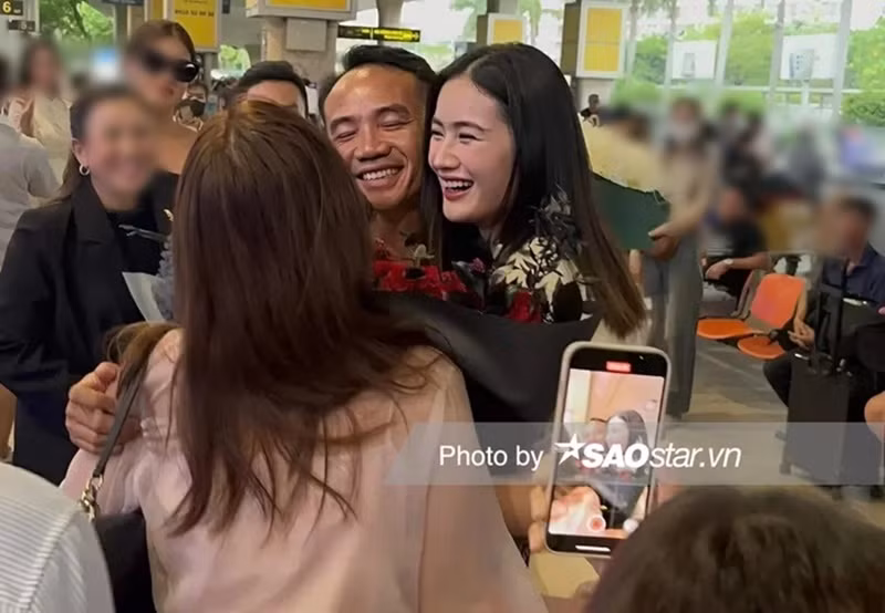 Bố của Hoa hậu Ý Nhi làm giám đốc xây dựng. Ông từng rất xúc động khi con gái đăng quang Miss World Vietnam 2023. “Mỗi lần Ý Nhi được vào sâu, tôi đi ra ngoài. Tôi rất áp lực nên là không thể ngồi đây", bố của hoa hậu chia sẻ trên Thương Hiệu và Pháp Luật. Ảnh: Saostar.