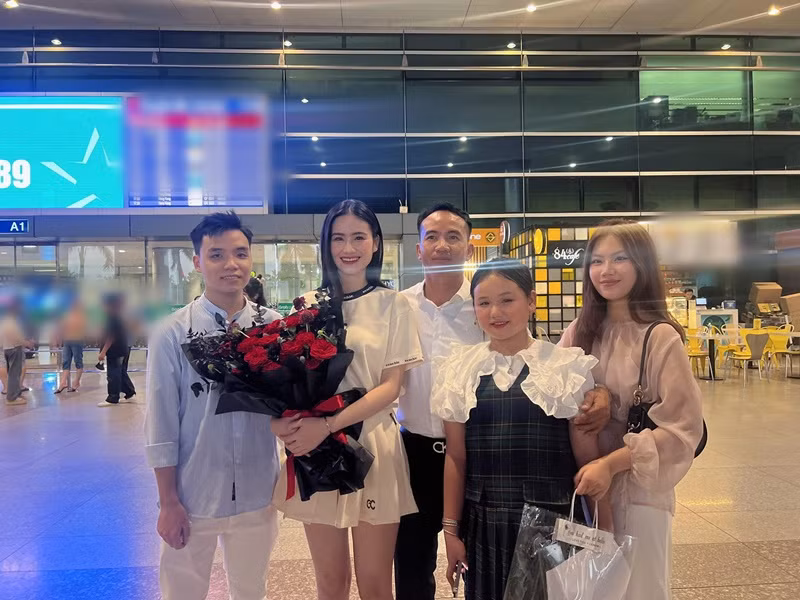 Khi Ý Nhi lên đường thi Miss World 2025, Anh Kiệt vắng mặt. Ảnh: FB Ý Nhi.