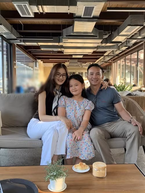 Chia sẻ trên Vietnamnet, Ý Nhi cho biết, trong buổi tiễn đưa trước khi dự thi Miss World, bố của cô đã thu xếp thời gian đến dự, tiếp thêm tinh thần cho người đẹp rất nhiều. Ảnh: Saostar.