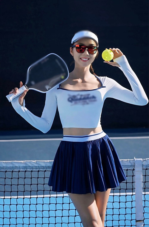 Định cư ở Mỹ nhiều năm qua, siêu mẫu Ngọc Quyên cũng đam mê bộ môn pickleball giống nhiều sao Việt. Mới đây, trong một buổi tập luyện, chân dài sinh năm 1988 diện áo croptop kết hợp chân váy xếp ly siêu ngắn.