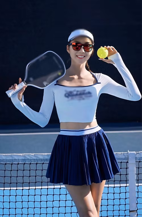 Định cư ở Mỹ nhiều năm qua, siêu mẫu Ngọc Quyên cũng đam mê bộ môn pickleball giống nhiều sao Việt. Mới đây, trong một buổi tập luyện, chân dài sinh năm 1988 diện áo croptop kết hợp chân váy xếp ly siêu ngắn.