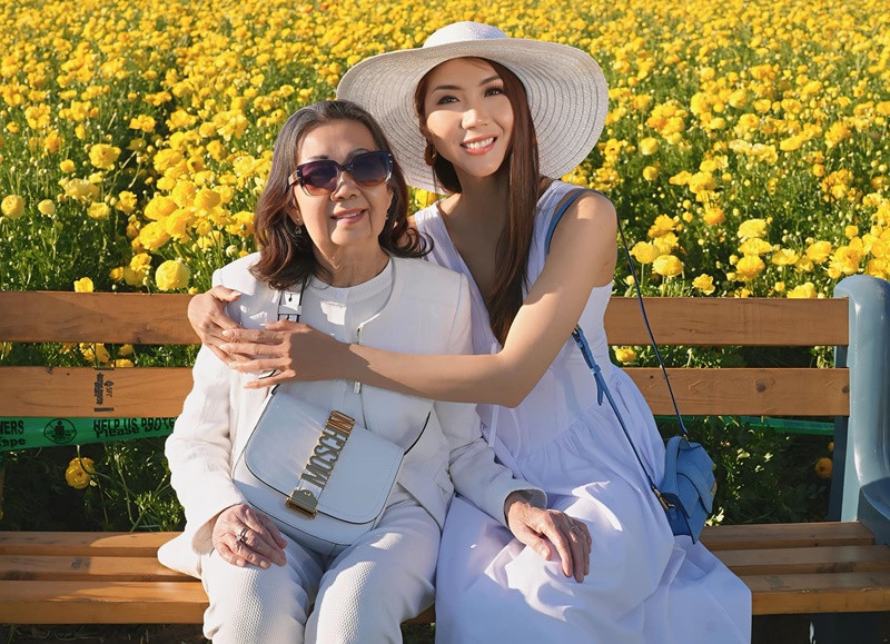 Ngọc Quyên đón mẹ đẻ sang Mỹ định cư từ năm 2024. Trước đó, mẹ đẻ nữ người mẫu thi thoảng sang xứ cờ hoa để thăm con cháu.