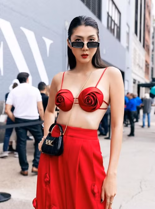 Ngọc Quyên mặc áo ngực xếp hình hoa táo bạo khi tham gia một sự kiện ở Mỹ.