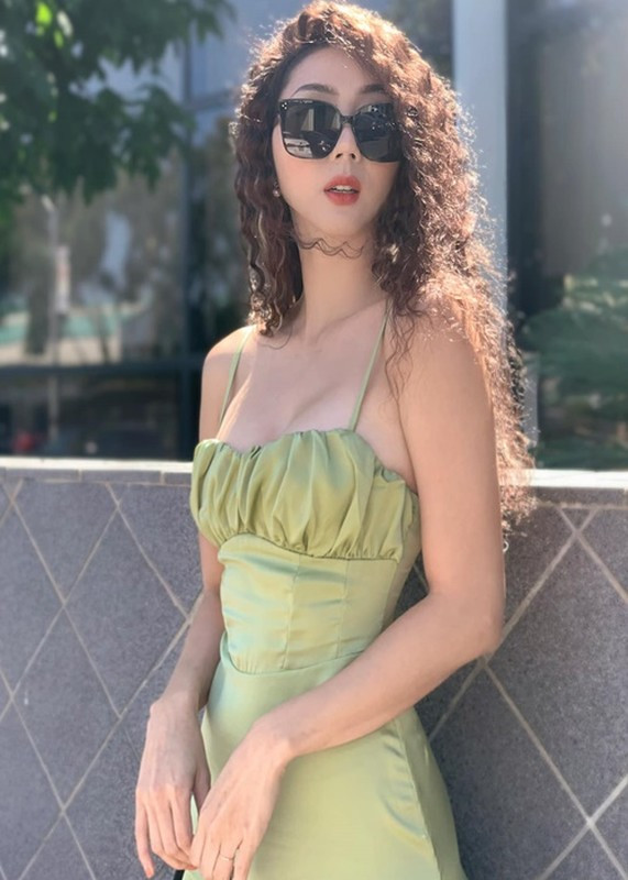 Nữ người mẫu gợi cảm chẳng kém thời cô là chân dài đắt show ở Việt Nam.