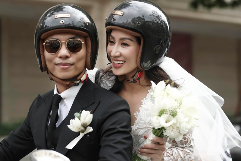 Ngày 22/12/2022, Khánh Thi - Phan Hiển tổ chức đám cưới sau khi có hai con chung. Khánh Thi chia sẻ, khi khoác lên mình chiếc váy cô dâu và được công nhận là vợ hợp pháp của Phan Hiển, cô như vỡ òa. Ảnh: FB Khánh Thi - Phan Hiển.