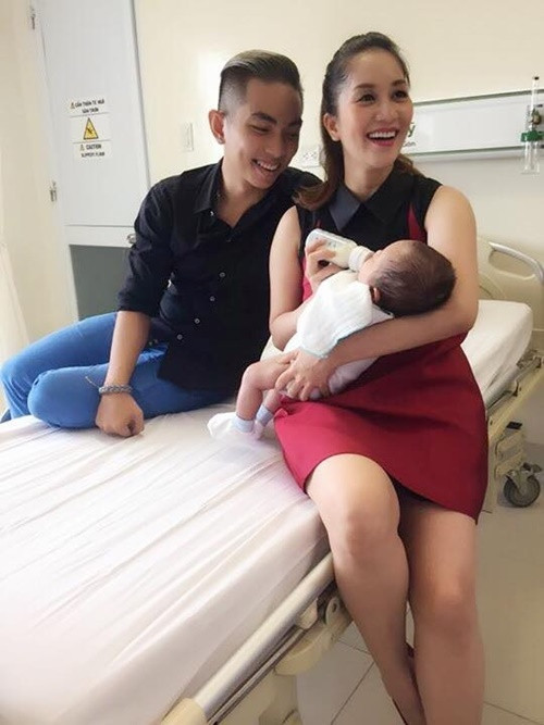 Khánh Thi hơn Phan Hiển 12 tuổi. Với sự chênh lệch tuổi tác cùng sự phản đối từ gia đình hai bên, cả hai không ít lần nói lời chia tay. Khi mối quan hệ giữa Khánh Thi và Phan Hiển tưởng chừng không thể cứu vãn thì cậu con trai đầu lòng đã gắn kết tình cảm của cả hai. Ảnh: Dân Việt.