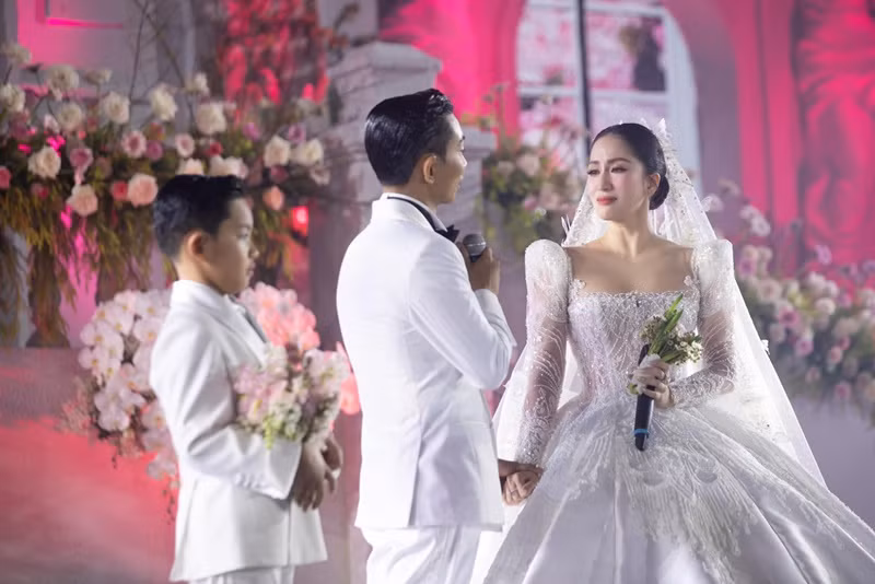 Khánh Thi muốn các cặp đôi giống vợ chồng cô có động lực để phấn đấu và yêu thương nhau nhiều hơn. "Quả ngọt tình yêu của Thi và Hiển cũng làm thay đổi rất nhiều về định kiến của xã hội dành cho tình yêu lệch tuổi vẫn đang diễn ra. Thi muốn các cặp đôi giống trường hợp Thi và Hiển có động lực để phấn đấu, yêu thương nhau nhiều hơn. Người có lòng và chân thành cuối cùng vẫn sẽ nên quyến thuộc", cô bày tỏ. Ảnh: FB Khánh Thi - Phan Hiển.