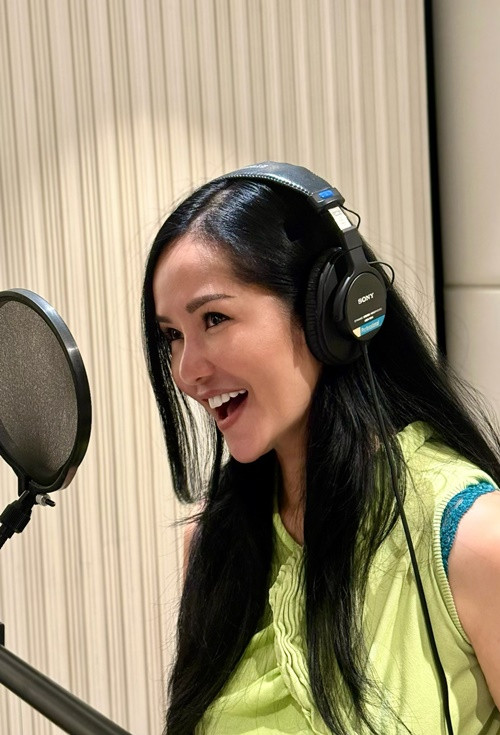 Chia sẻ trên VTV, Hồng Nhung cho biết, âm nhạc đã giúp cô rất nhiều. "Ngay từ những giây phút đầu tiên khi biết tin, âm nhạc là nơi tôi tìm về để giải tỏa nỗi lo âu. Những giai điệu và ca từ đã giúp tôi cảm thấy bình an", nữ ca sĩ tâm sự.