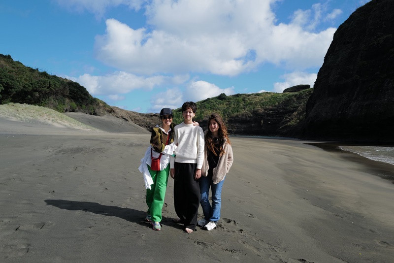 Nữ ca sĩ cho biết, cô cố gắng bình tĩnh, chấp nhận thực tế và tin tưởng vào các bác sĩ. “Hồng Nhung đã trải qua đợt điều trị dành cho mình và sẵn sàng bước vào chương mới của đời sống cùng với các sản phẩm âm nhạc đã, đang và sẽ phát hành”, bà mẹ hai con chia sẻ.