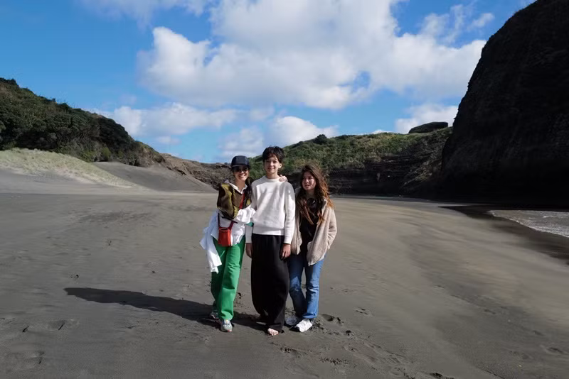 Nữ ca sĩ cho biết, cô cố gắng bình tĩnh, chấp nhận thực tế và tin tưởng vào các bác sĩ. “Hồng Nhung đã trải qua đợt điều trị dành cho mình và sẵn sàng bước vào chương mới của đời sống cùng với các sản phẩm âm nhạc đã, đang và sẽ phát hành”, bà mẹ hai con chia sẻ.