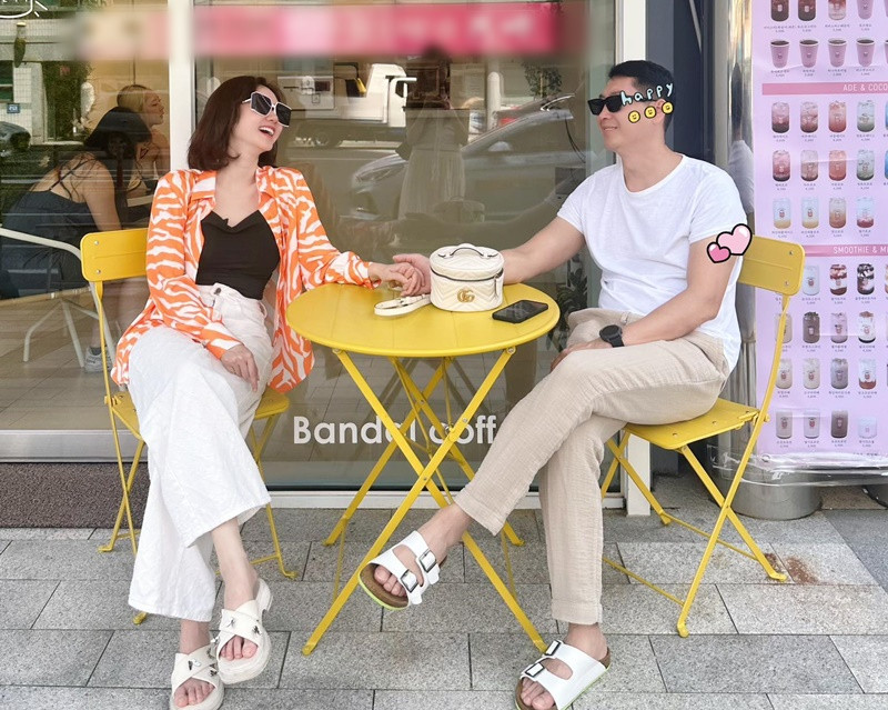 Trên trang cá nhân, diễn viên Hương Giang vừa khoe ảnh nắm tay bạn trai tình tứ trên phố.