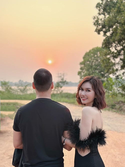Hương Giang tiết lộ bức ảnh kỉ niệm lần thứ 2 cả hai gặp nhau. "Đi xem show cùng những người bạn, em chỉ mượn anh làm mẫu chụp ảnh sống ảo. Ai ngờ đâu chỉ khoác tay thôi mà....Thêm một năm mới đồng hành cùng nhau nha anh bạn đời", nữ diễn viên viết trên trang cá nhân.