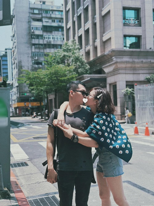 Không ít lần, nữ diễn viên chia sẻ hình ảnh ngọt ngào bên nửa kia.