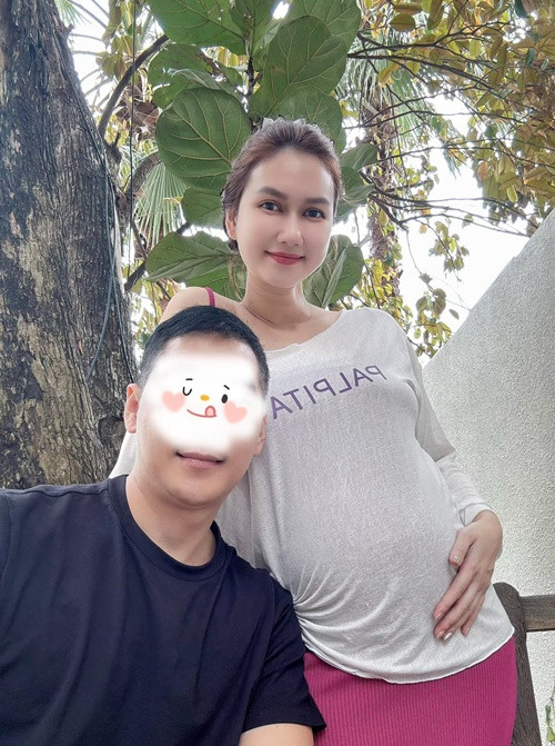 Bạn trai giấu mặt của Hương Giang là người hướng nội và ngại xuất hiện trước truyền thông.