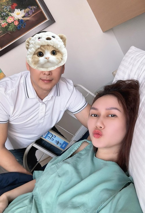 Hương Giang luôn được bạn trai chiều chuộng, yêu thương. Nữ diễn viên cho biết, nửa kia có thói quen nắm tay cô trên đường. Khi Hương Giang lâm bồn, bạn trai của cô luôn trúc trực.