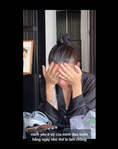 "Vợ từng thử tất cả mọi cách nhưng đều thất bại, đi vào bế tắc và nghĩ rằng không thể được nữa. Cảm giác mình có thể kiểm soát mọi thứ bên ngoài nhưng bên trong cơ thể mình thì không thật áp lực", Ngô Thanh Vân chia sẻ với Huy Trần.