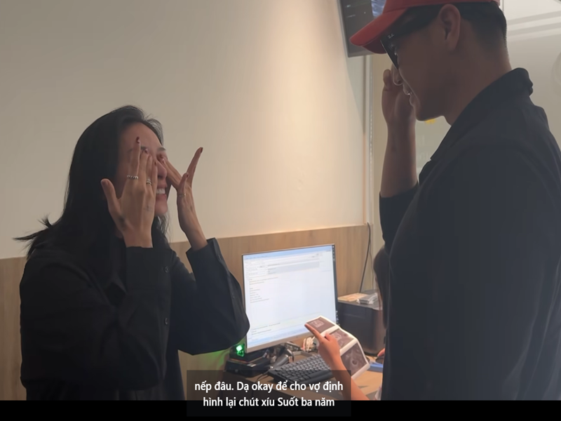 Vợ chồng nữ diễn viên đã chọn cách đối mặt với nhau trước những thử thách, khó khăn. "Nó là hành trình mà nơi chỉ có tình yêu là điểm tựa duy nhất để dìu dắt mình với tia hy vọng rồi mọi thứ sẽ ổn", Ngô Thanh Vân viết.