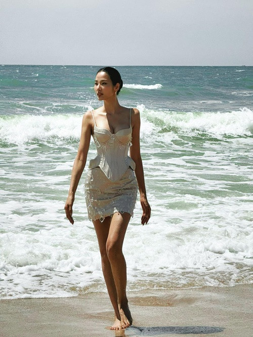  Á hậu Hoàng Thùy lăng xê mốt áo corset bó sát tôn vóc dáng.