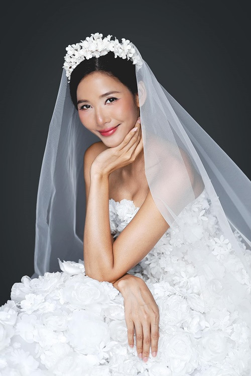 Năm 2019, Hoàng Thùy gặp lại bạn trai cũ. Cô tiết lộ trong hơn 1 năm sau khi chia tay, cô đau khổ đến "chết đi sống lại". Tuy nhiên, lúc gặp người yêu cũ, cô dường như lại không có cảm xúc nào. Đến nay, Hoàng Thùy kín tiếng về chuyện tình cảm.