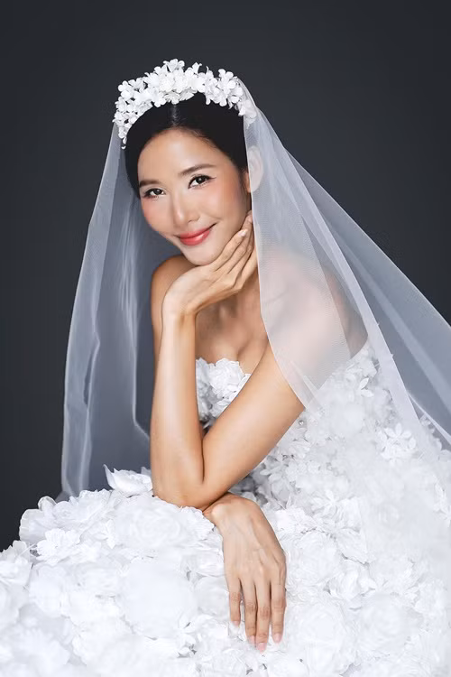 Năm 2019, Hoàng Thùy gặp lại bạn trai cũ. Cô tiết lộ trong hơn 1 năm sau khi chia tay, cô đau khổ đến "chết đi sống lại". Tuy nhiên, lúc gặp người yêu cũ, cô dường như lại không có cảm xúc nào. Đến nay, Hoàng Thùy kín tiếng về chuyện tình cảm.