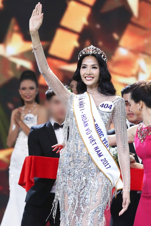 Năm 2017, ở cuộc thi Hoa hậu Hoàn vũ Việt Nam, Hoàng Thùy đoạt giải á hậu 1. Năm 2019, cô vào top 20 Hoa hậu Hoàn vũ Thế giới.