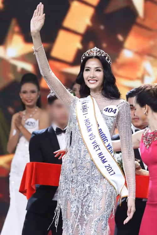 Năm 2017, ở cuộc thi Hoa hậu Hoàn vũ Việt Nam, Hoàng Thùy đoạt giải á hậu 1. Năm 2019, cô vào top 20 Hoa hậu Hoàn vũ Thế giới.