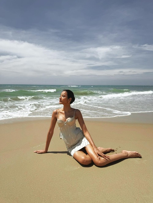 Á hậu 1 Hoa hậu Hoàn vũ Việt Nam 2017 khoe làn da nâu bóng khỏe khoắn.