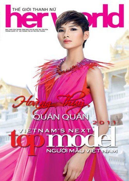 Năm 2011, chân dài sinh năm 1992 đoạt giải quán quân Vietnam's Next Top Model. Thời điểm đó, Hoàng Thùy cao 1m77, nặng 44 kg và có số đo ba vòng 76-58-85 cm.