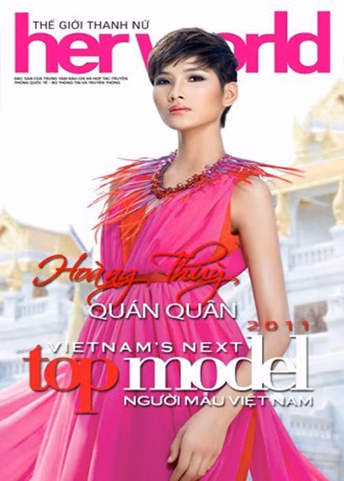 Năm 2011, chân dài sinh năm 1992 đoạt giải quán quân Vietnam's Next Top Model. Thời điểm đó, Hoàng Thùy cao 1m77, nặng 44 kg và có số đo ba vòng 76-58-85 cm.