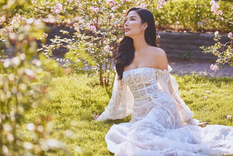 Năm 2016, Hoàng Thùy thường xuyên khoe ảnh ngọt ngào bên bạn trai ngoại quốc giấu mặt ở Anh. Người đẹp chia sẻ, người yêu ủng hộ cô tham gia cuộc thi Hoa hậu Hoàn vũ Việt Nam 2017. Tuy nhiên, tháng 4/2018, Hoàng Thùy chia tay bạn trai. Người đẹp muốn phát triển sự nghiệp ở Việt Nam thay vì tình yêu với bạn trai đang làm việc ở Anh.