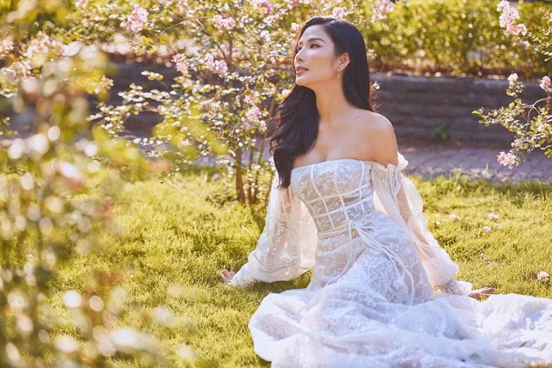 Năm 2016, Hoàng Thùy thường xuyên khoe ảnh ngọt ngào bên bạn trai ngoại quốc giấu mặt ở Anh. Người đẹp chia sẻ, người yêu ủng hộ cô tham gia cuộc thi Hoa hậu Hoàn vũ Việt Nam 2017. Tuy nhiên, tháng 4/2018, Hoàng Thùy chia tay bạn trai. Người đẹp muốn phát triển sự nghiệp ở Việt Nam thay vì tình yêu với bạn trai đang làm việc ở Anh.