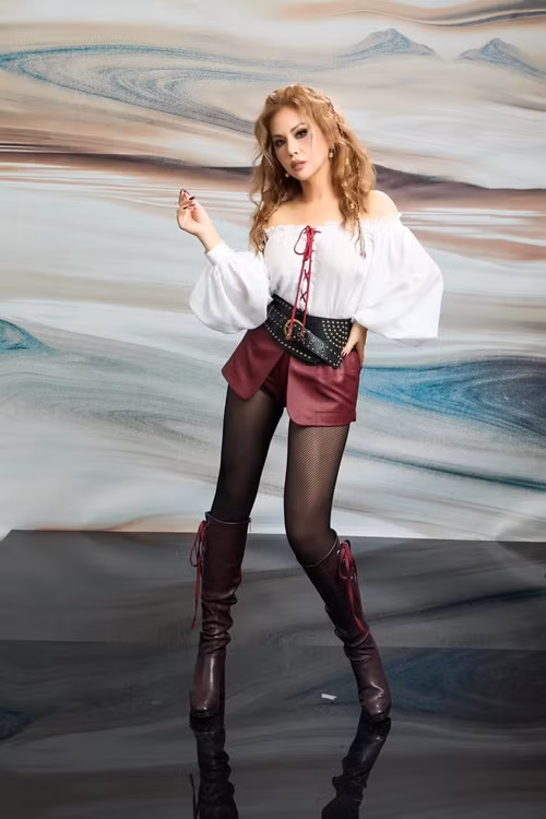 Sau khi Minh Tuyết giảm cân thành công, phong cách thời trang của cô trở nên đa dạng hơn. Ngoài váy áo quyến rũ, nữ ca sĩ còn thử các phong cách cá tính, trẻ trung. Ảnh: FB Minh Tuyết.