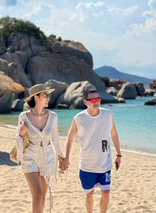 Khi đi dạo biển cùng Quang Minh, Tăng Khánh Chi diện áo croptop xuyên thấu kết hợp cùng quần short trắng. Ảnh: FB Tăng Khánh Chi.