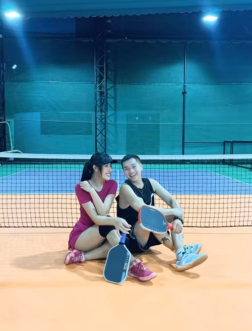 Tăng Khánh Chi và Quang Minh còn dính như sam khi đi tập pickleball. Ảnh: FB Tăng Khánh Chi.