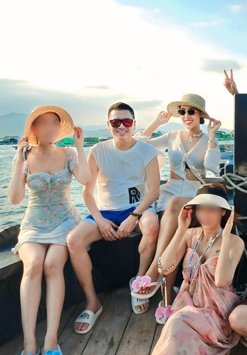 Quang Minh và bạn gái tận hưởng kỳ nghỉ dưỡng bên bạn bè. Ảnh: FB Tăng Khánh Chi.