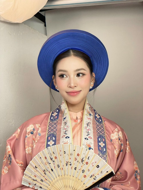 Tiểu Vy chia sẻ trên Vietnamplus: "Được khoác trên mình cổ phục Việt Nam và tham gia rước kiệu thỉnh tôn Đức Phật, Vy cảm thấy vinh dự và tự hào. Đây cũng là dịp để các tín đồ Phật giáo trên thế giới thắt chặt tình đoàn kết, chung tay xây dựng cuộc sống hòa bình, an lạc". Ảnh: FB Tiểu Vy.