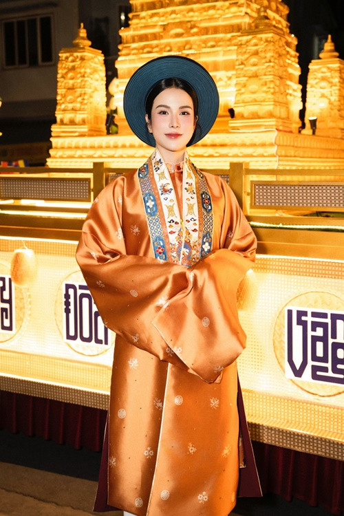 Diệp Lâm Anh chia sẻ trên Một Thế Giới, cô thấy lòng bình an khi tham gia lễ hội Phật giáo nhiều ý nghĩa. Ảnh: FB Diệp Lâm Anh.