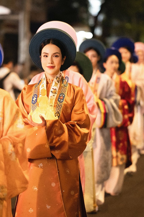 Giống Hoa hậu Trần Tiểu Vy, Diệp Lâm Anh diện Việt phục. Ảnh: FB Diệp Lâm Anh.