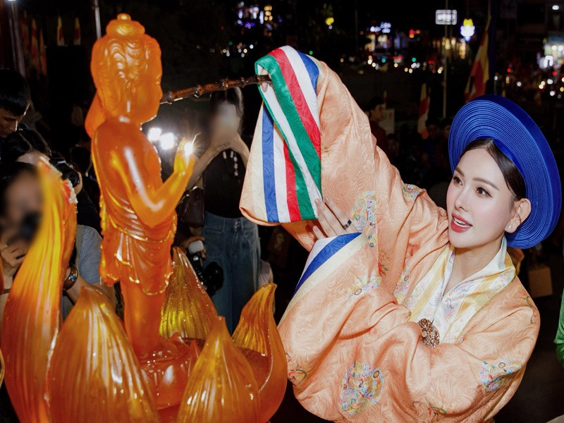 Ca sĩ Thu Thủy cũng tham gia lễ rước kiệu và thỉnh tôn tượng Đức Phật đản sinh. Ảnh: FB Thu Thủy.