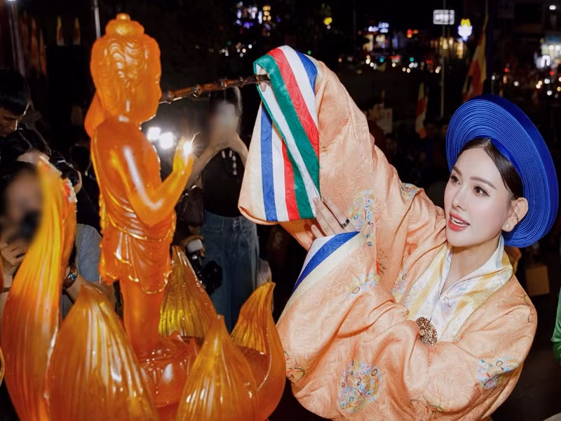 Ca sĩ Thu Thủy cũng tham gia lễ rước kiệu và thỉnh tôn tượng Đức Phật đản sinh. Ảnh: FB Thu Thủy.